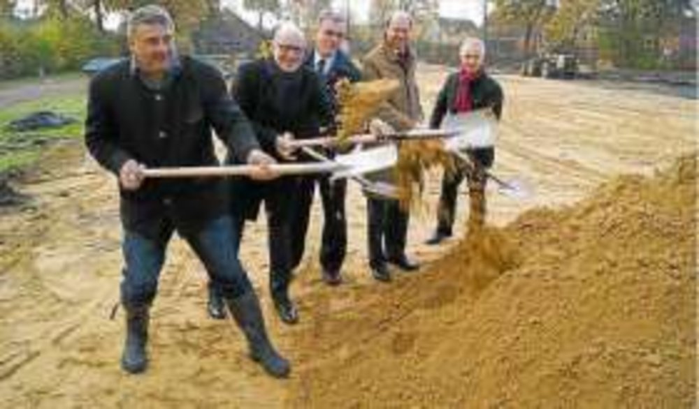 Beim ersten Spatenstich, Wachleiter Frank Haske, Architekt Reinhard Martin, Wehrführer Alfons Huesmann, Landrat Dr. Olaf Gericke und Bürgermeister Wolfgang Pieper.