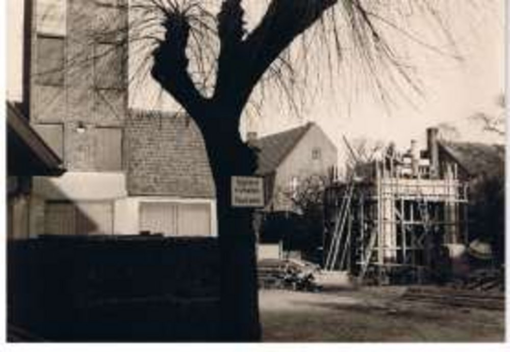 Links hinter der Mauer das alte Spritzenhaus mit Steigerturm, rechts der Baubeginn des Schlauchturm für das neue Gerätehaus.