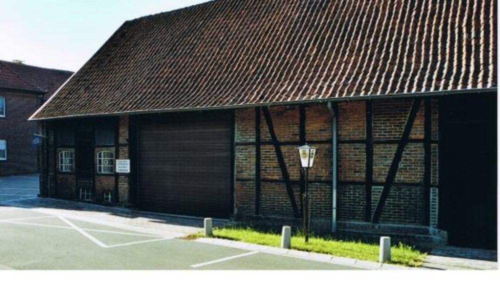 Klein und unscheinbar, aber doch verbirgt in diesem Gebäude, neben der Gaststätte Büscher direkt an der B 64, das Domizil der Raestruper Kameraden