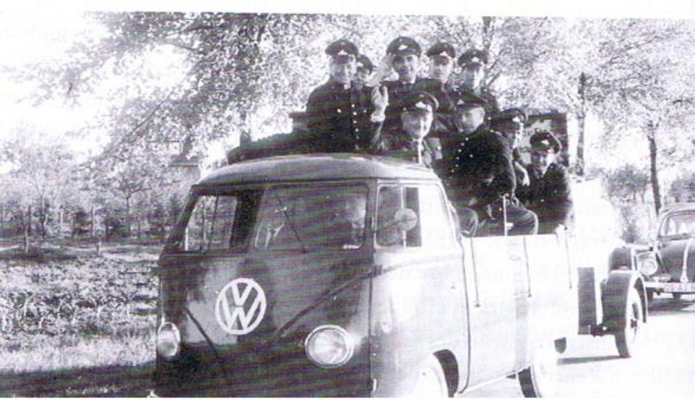 Die Kameraden der Löschgruppe als sie schon einen Tragkraftspritzenanhänger besaßen jedoch noch kein eigenes Auto