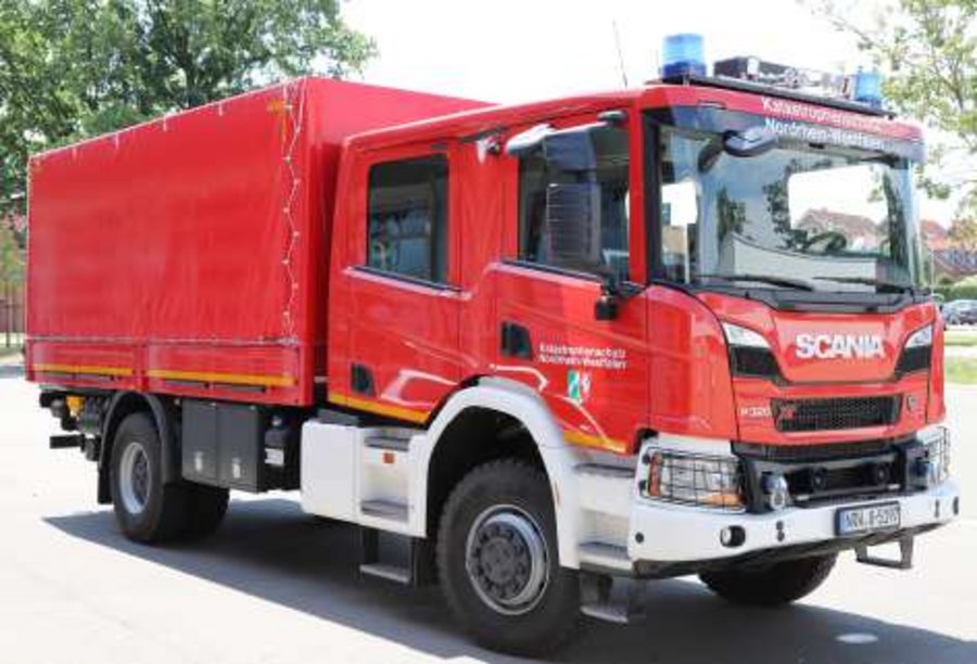 Gerätewagen Logistik GW – L 2 NRW mit Feuerwehr – Anhänger Notstrom NRW (notwendige Aufstellfläche 25 m x 4 m)