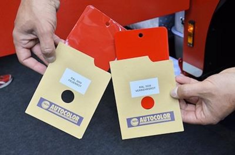 Neben dem altbekannten Feuerrot (RAL 3000) auf der linken Seite Farbkarte ist neuerdings nach DIN 14502-3 auch die Farbe Verkehrsrot (RAL 3020) wie auf der rechten Farbkarte zulässig. Foto: Preuschoff