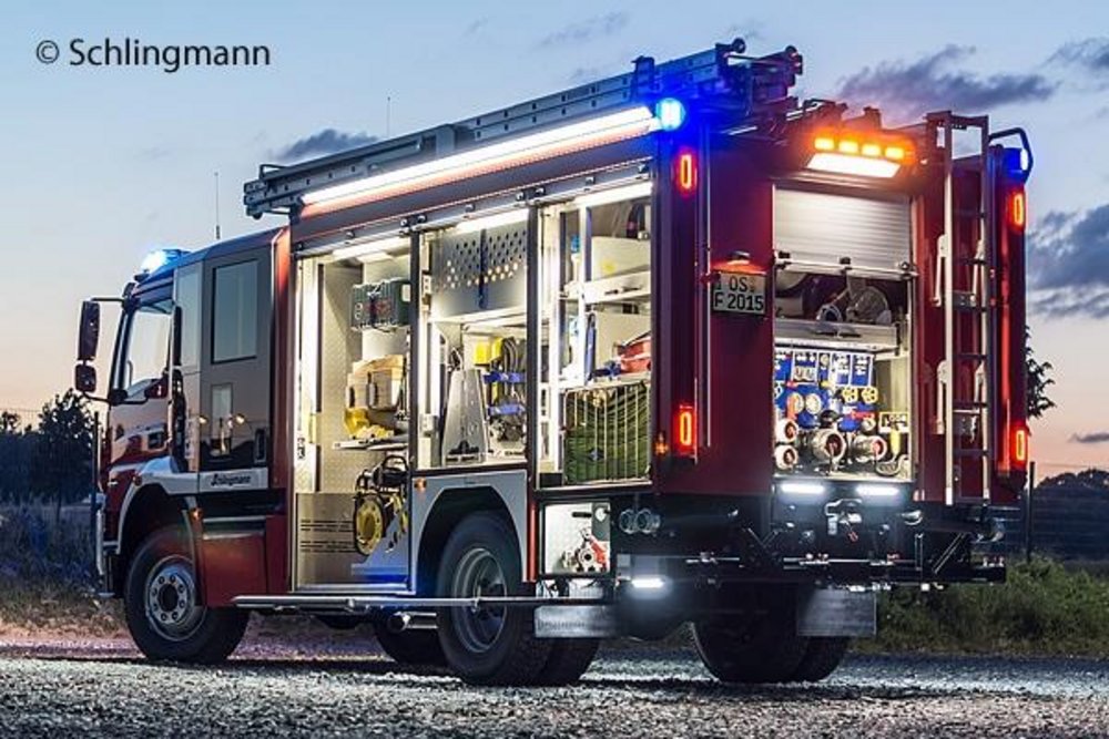 Kreuzungsblitz – System der Firma Standby, bestehend aus insgesamt vier LED – Blitzern L88 im Stoßfänger und zwei Modulen L54 im Kühlergrill.