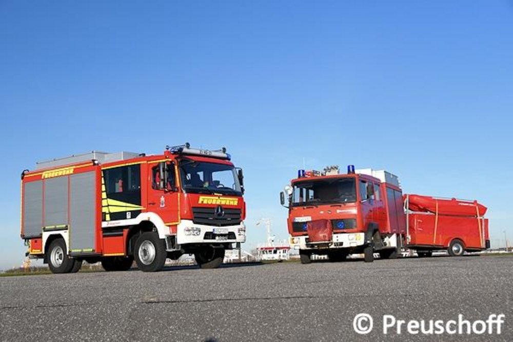 Das neue LF 10 – Umwelt der FF Norden (NI) ist in RAL 3020 lackiert. Daneben steht das LF 8, der Vorgänger, in RAL 3000. Der Unterschied zwischen den beiden Farbtönen ist deutlich zu sehen. … Foto: Preuschoff