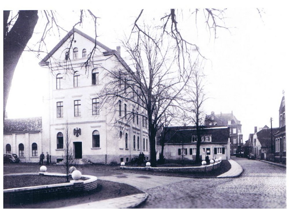 Das Parteigebäude der NSDAP (ehemals „Knickenbergsches Institut“) an der Mühlenstraße