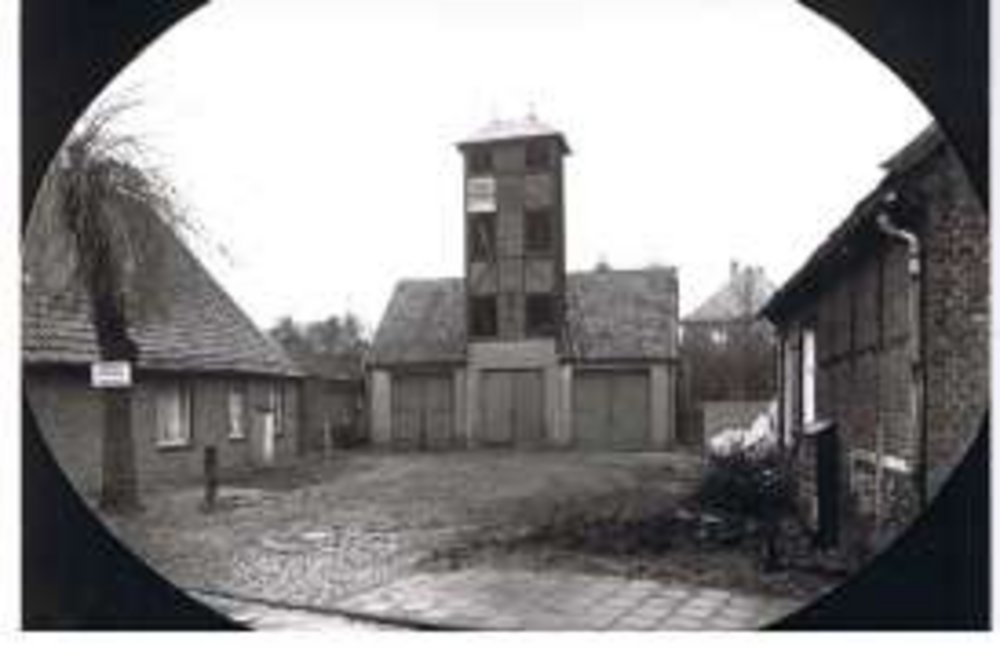 Sandstein, der in der Wand zwischen Altbau von 1960 und Neubau von 1976 eingelassen ist. Dieser befand sich an der Außenseite des alten Gerätehauses im Steigerturm über dem mittleren Tor.