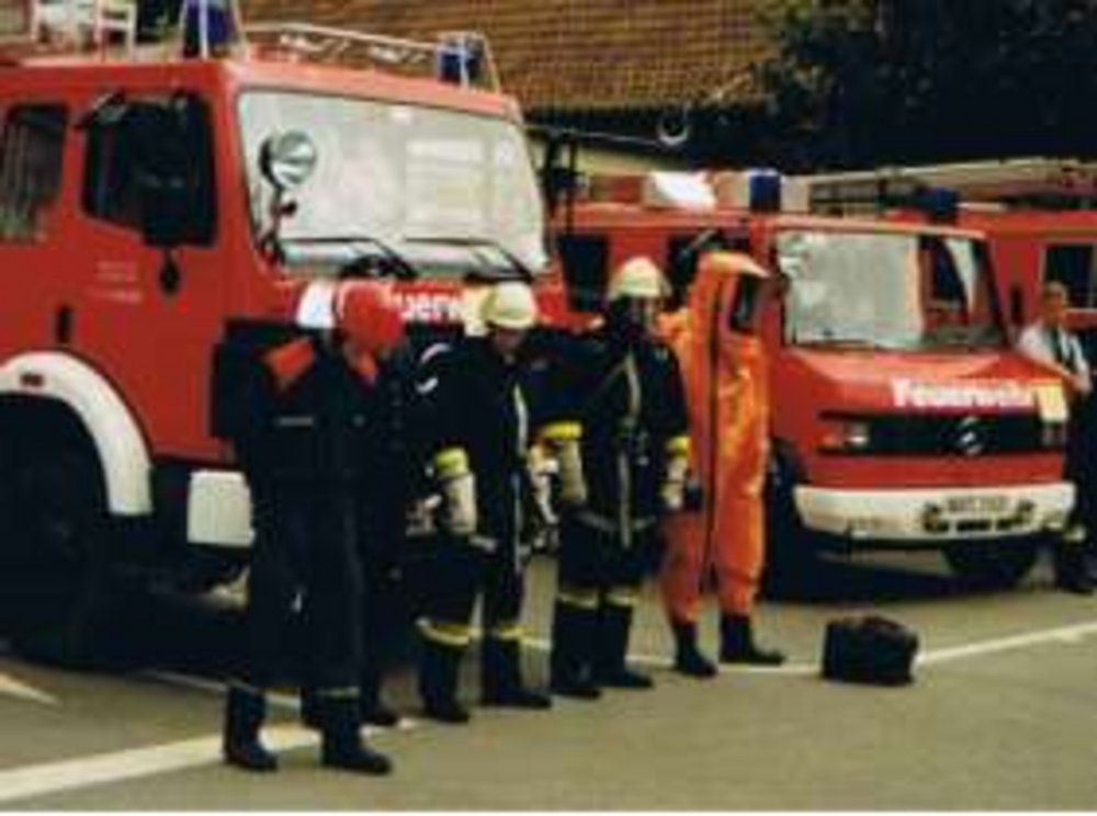 Bei einem „Tag der offenen Tür“ des LZ Westbevern wurde einmal eine ganz andere Modenschau vorgeführt – die unterschiedlichen Bekleidungen im Feuerwehrdienst Von links nach rechts, Dienstbekleidung der Jugendfeuerwehr, etwas verdeckt dahinter der Dienstanzug der Feuerwehr, Einsatzanzug der Feuerwehr, Atemschutzgeräteträger, Chemie – Schutz – Anzug