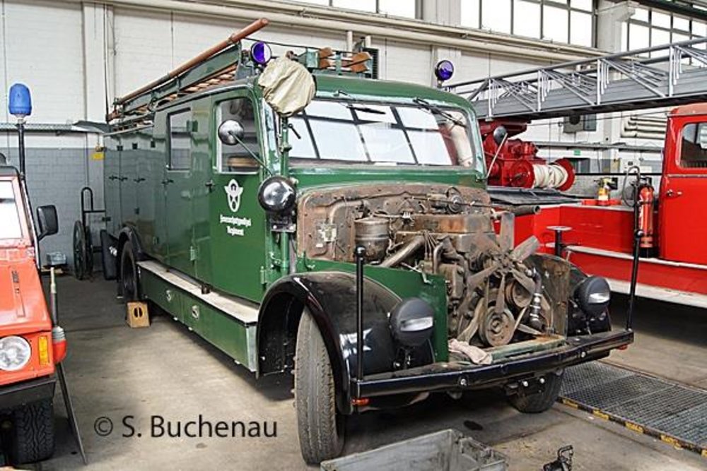 Auf der Tür dieses Oldtimers eines Sammlers in Celle ist noch die Aufschrift „Feuerschutzpolizei Regiment“ zu lesen. Foto: Sven Buchenau