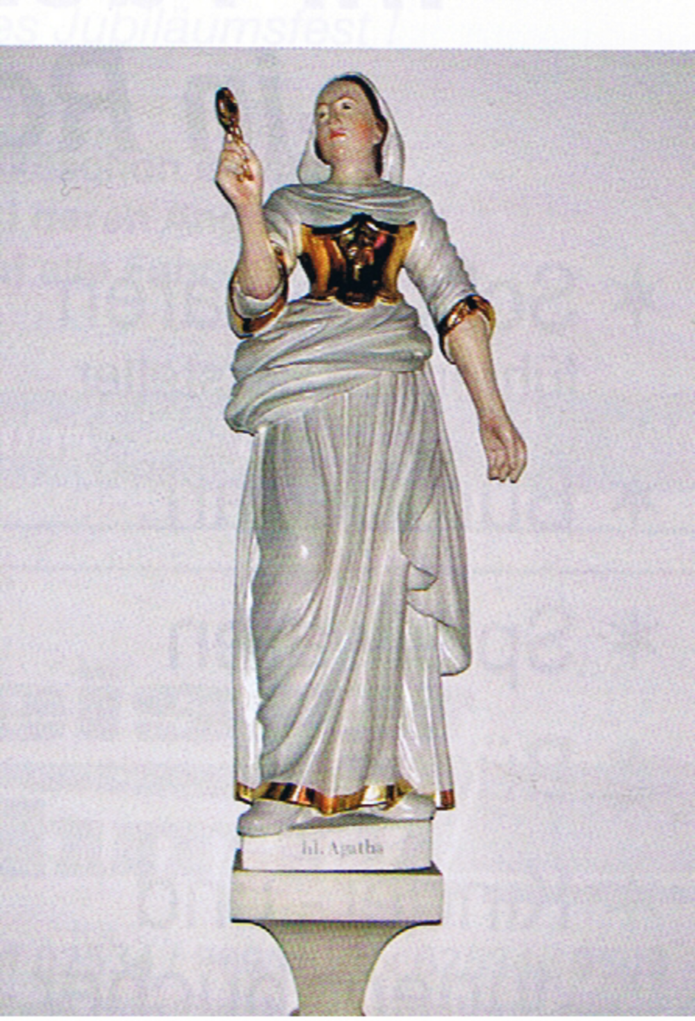 An der rechten Wand des Chorraums der Pantaleonkirche in Roxel hat diese farbig gefasste spätbarocke Figur der heiligen Agatha ihren Platz.