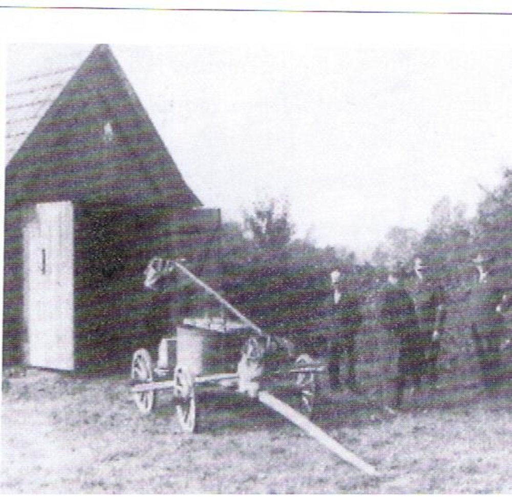 Eines der beiden alten Spritzenhäuser mit der alten Handspritze von 1881