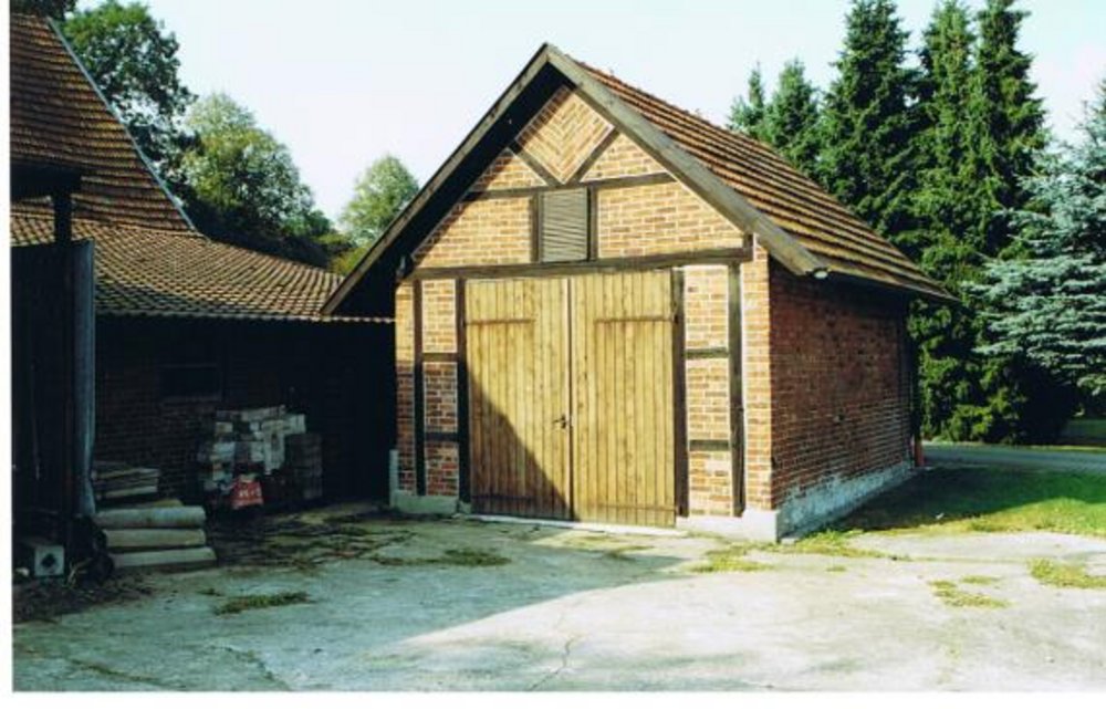 Das erste Spritzenhaus, das im Hof der Gaststätte Büscher steht. Es war damals nur über unbefestigte Feldwege und eine Schweineweide zu erreichen.