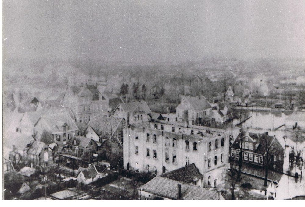 Das Gebäude nach seinem verheerenden Brand. Diese Foto wurde vom Turm der St. Clemens gemacht, als die Ems durch Hochwasser Teile der Altstadt überflutete und Straßen unpassierbar wurden .