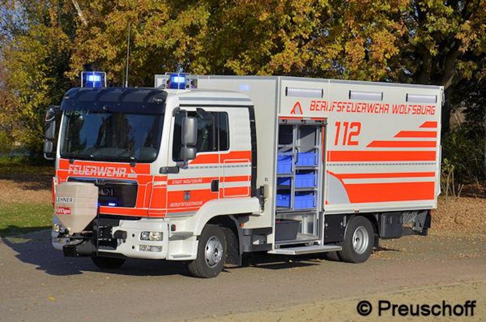 Ein besonders auffälliges Design nutzt die Feuerwehr Wolfsburg seit einiger Zeit für ihre Einsatzfahrzeuge. Es ist eine Mixtur aus Konturbeklebung, Warnbeklebung sowie Werbung. Hier der GW-L1 auf MAN TGL 12.250. Foto: Preuschoff